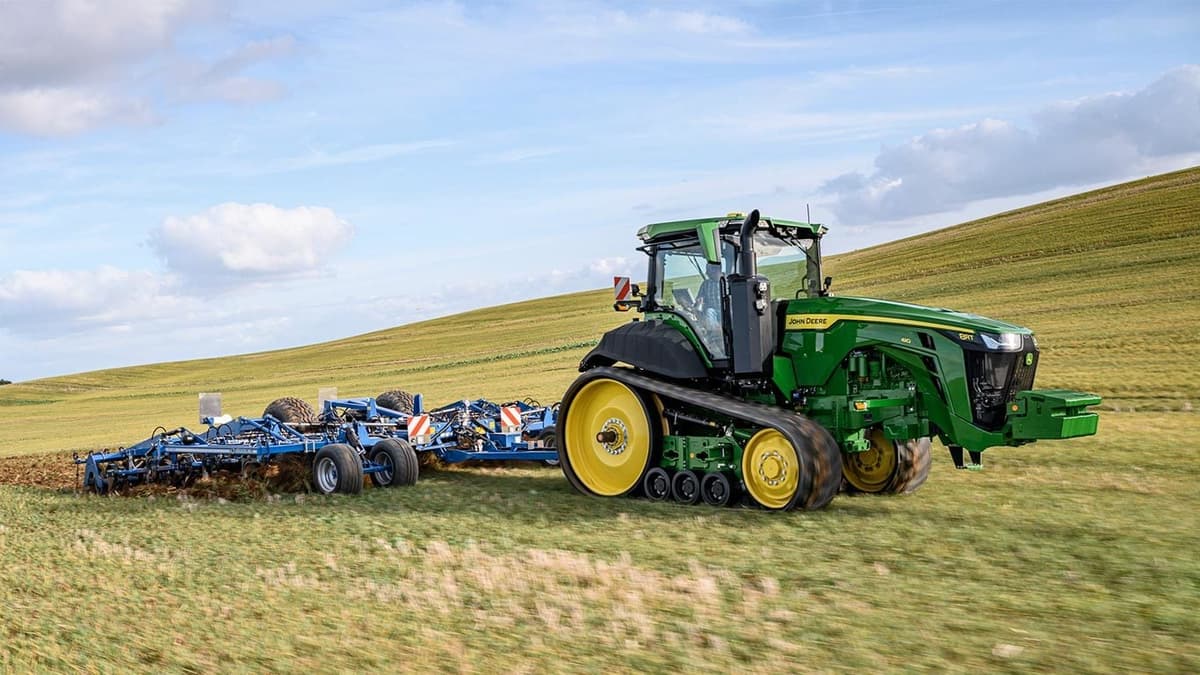 John Deere 8RT met cultivator aan het werk op het veld